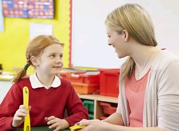 Una cariñosa profesora habla con una niña curiosa, sin presionarla con puntos de vista&nbsp;personales;