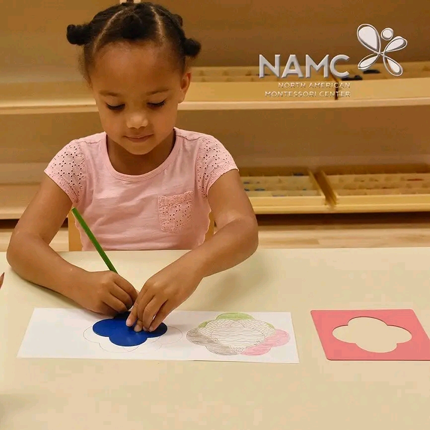 En Montessori, los niños aprenden a escribir antes de aprender a&nbsp;leer….